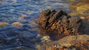 Fransa 'nın güneyindeki Akdeniz' de hala dalgaların görüntüsü var. Occitanie 'deki Pyrnes Orientales' de kayayla deniz sörfü.