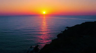 Fransa 'nın güneyindeki öfkeli Akdeniz' in videosu hâlâ çekiliyor. Fırtınalı bir günde dalgalar Occitanie Aude 'deki Port La Nouvelle plajını istila ediyor..
