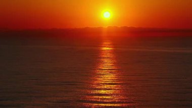 Fransa 'nın güneyindeki öfkeli Akdeniz' in videosu hâlâ çekiliyor. Fırtınalı bir günde dalgalar Occitanie Aude 'deki Port La Nouvelle plajını istila ediyor..