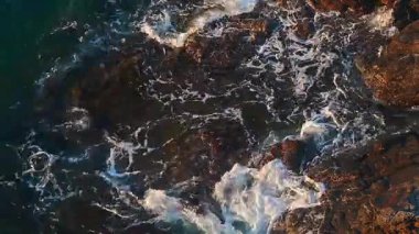 Fransa 'nın güneyindeki öfkeli Akdeniz' in videosu hâlâ çekiliyor. Fırtınalı bir günde dalgalar Occitanie Aude 'deki Port La Nouvelle plajını istila ediyor..