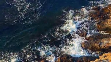 Fransa 'nın güneyindeki öfkeli Akdeniz' in videosu hâlâ çekiliyor. Fırtınalı bir günde dalgalar Occitanie Aude 'deki Port La Nouvelle plajını istila ediyor..