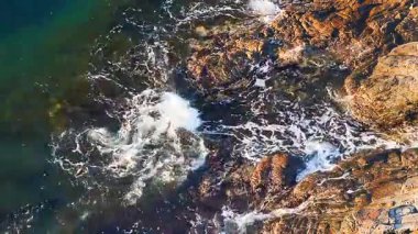 Fransa 'nın güneyindeki öfkeli Akdeniz' in videosu hâlâ çekiliyor. Fırtınalı bir günde dalgalar Occitanie Aude 'deki Port La Nouvelle plajını istila ediyor..