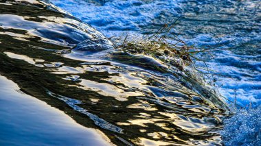 Fransa 'da yapay şelale. Fransa' nın Occitanie bölgesinde, Aveyron 'da Lapeyre' de alışveriş merkezi taşan baraj. Köpüren şelale.