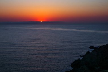 Fransa 'nın güneyindeki Port Vendres' te kayalarla çevrili denize yansıyan Cap Bar 'da, Katalan topraklarında gün doğumu.. 