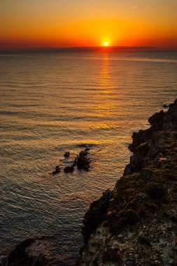 Fransa 'nın güneyindeki Port Vendres' te kayalarla çevrili denize yansıyan Cap Bar 'da, Katalan topraklarında gün doğumu.. 