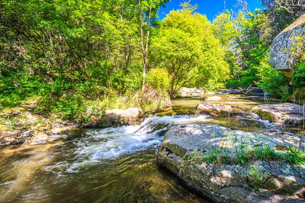 Brousse 'daki Dure Nehri' nin ve Fransa 'nın güneyindeki Villaret' in manzarası. Occitanie 'de küçük şelaleler ve çalılıklar.