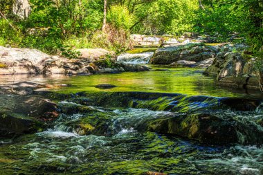 Brousse 'daki Dure Nehri' nin ve Fransa 'nın güneyindeki Villaret' in manzarası. Occitanie 'de küçük şelaleler ve çalılıklar.
