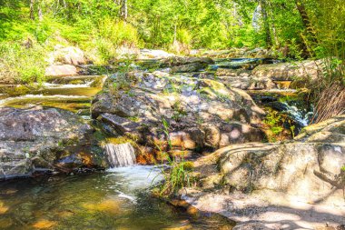 Brousse 'daki Dure Nehri' nin ve Fransa 'nın güneyindeki Villaret' in manzarası. Occitanie 'de küçük şelaleler ve çalılıklar.