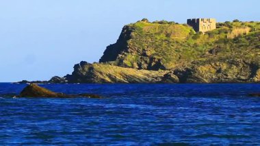 Fransa 'nın güneyindeki Port Vendre' da Akdeniz 'e bakan Cap Bar' ın güzel bir gündoğumu altında dalgalar ve kayalıklarla çekilmiş 20 saniyelik videosu..