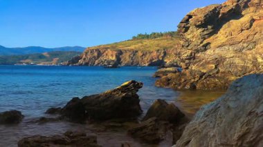 Fransa 'nın güneyindeki Port Vendre' da Akdeniz 'e bakan Cap Bar' ın güzel bir gündoğumu altında dalgalar ve kayalıklarla çekilmiş 20 saniyelik videosu..