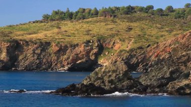 Fransa 'nın güneyindeki Port Vendre' da Akdeniz 'e bakan Cap Bar' ın güzel bir gündoğumu altında dalgalar ve kayalıklarla çekilmiş 20 saniyelik videosu..