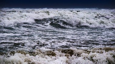 Fransa 'nın güneyindeki Port La Nouvelle sahilinde fırtına.