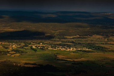 Aude bölgesindeki Alaric Dağı 'nın tepesinden rüzgar türbinleri görüldü. Güney Fransa 'da Occitanie' de bulutlar tarafından yontulmuş güneş ışınlarıyla çevrili manzaralar..