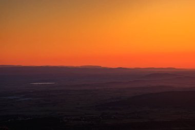 Aude 'deki Alaric Dağı' nın tepesinden gün doğumu. Fransa 'nın güneyindeki bir dağın tepesinden Occitanie ovasının üzerine bak..