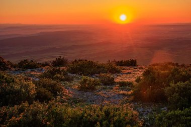 Aude 'deki Alaric Dağı' nın tepesinden gün doğumu. Fransa 'nın güneyindeki bir dağın tepesinden Occitanie ovasının üzerine bak..