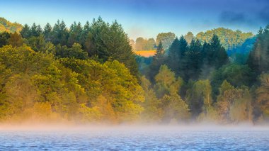 Occitani 'deki La Ravire Gölü. Sabahın erken saatlerinde Fransa' nın güneyindeki suda sisli bir manzara..