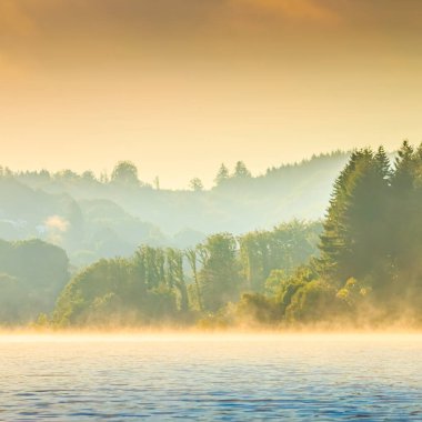 Occitani 'deki La Ravire Gölü. Sabahın erken saatlerinde Fransa' nın güneyindeki suda sisli bir manzara..