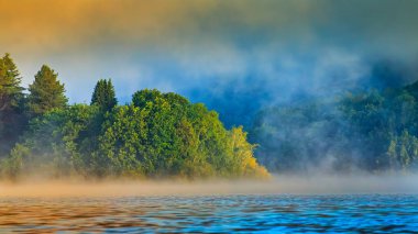 Occitani 'deki La Ravire Gölü. Sabahın erken saatlerinde Fransa' nın güneyindeki suda sisli bir manzara..