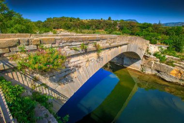 Ribaut 'taki Orbieu Nehri. Güney Fransa' nın Aude departmanındaki manzarası..