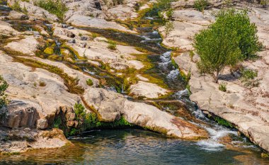 Ribaut 'taki Orbieu Nehri. Güney Fransa' nın Aude departmanındaki manzarası..