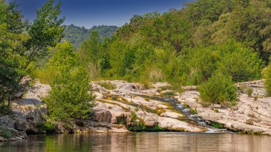 Ribaut 'taki Orbieu Nehri. Güney Fransa' nın Aude departmanındaki manzarası..