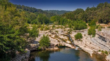 Ribaut 'taki Orbieu Nehri. Güney Fransa' nın Aude departmanındaki manzarası..