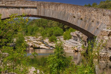 Ribaut 'taki Orbieu Nehri. Güney Fransa' nın Aude departmanındaki manzarası..