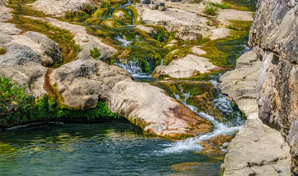 Ribaut 'taki Orbieu Nehri. Güney Fransa' nın Aude departmanındaki manzarası..