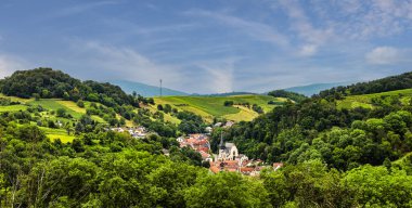 Dağlardaki bir tepenin tepesinden manzara. Almanya 'da güzel bir yaz manzarası. yeşil Vadi.