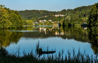 Gölde küçük bir Alman kasabası.