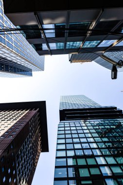 Modern binaların düşük açılı görüntüsü