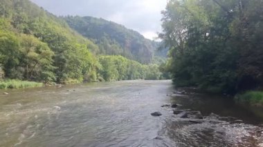 Doğada güzel bir nehir