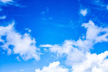 Bulutlu mavi gökyüzü