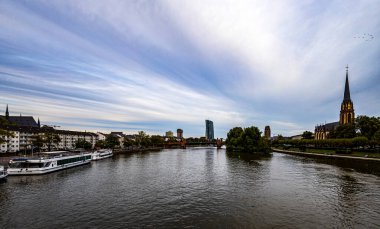 Frankfurt 'taki nehir kıyısında.