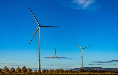 Mavi gökyüzüne karşı rüzgar türbinleri