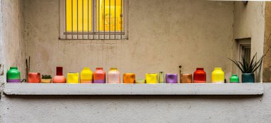 Eski Freiburg şehrinde renkli sürahilerle dekore edilmiş bir balkon. Sonbahar Almanya.