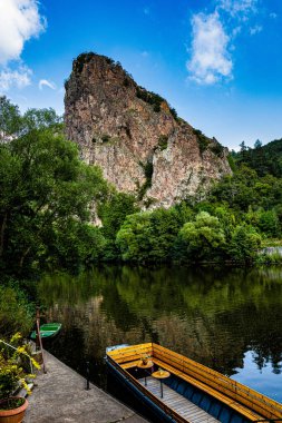 Göl ve dağlarla dolu güzel bir manzara.