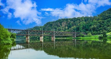Moselle Nehri üzerindeki köprü. Almanya.
