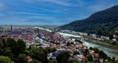 Heidelberg Kalesi 'nden Heidelberg şehrine. Almanya yazın