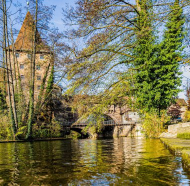 Nuremberg 'in köprüleri boyunca yürüyorum. Almanya 'da sonbahar.