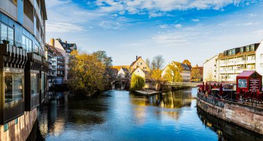 Köprünün güzel sonbahar manzarası, Nuremberg simgeleri. Almanya.