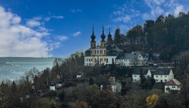 Şapel. 18. yüzyılın kilisesi Rococo tarzında ve sanat eserleriyle. Bir hac mekanıdır. Wrzburg 'da. Almanya.