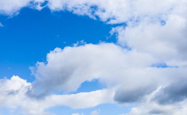 Mimarlar ve tasarımcılar için geçmiş ve dokular. Bulutlu mavi gökyüzü.