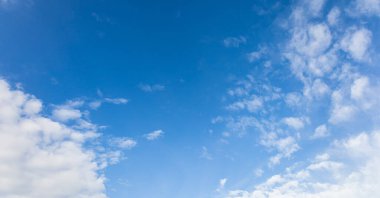 Mimarlar ve tasarımcılar için geçmiş ve dokular. Bulutlu mavi gökyüzü.