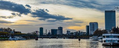 Frankfurt şehri. Akşamın ana caddesi..