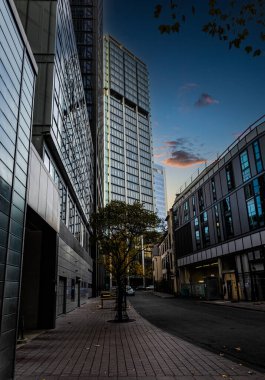 Şehrin modern binası