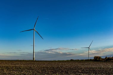 Günbatımında rüzgar türbinleri.