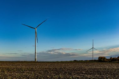 Rüzgar türbinleri sahada