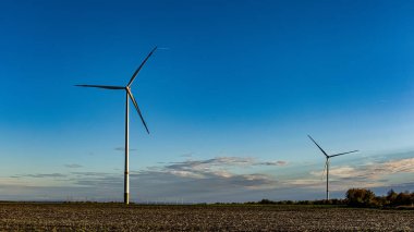 Tarlada rüzgar türbinleri
