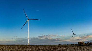 Rüzgar enerjisi türbinleri, akşam gökyüzünde rüzgar türbinleri